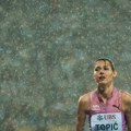 Angelina Topić objavila snimak kako skače po nezapamćenom pljusku, a komentar je hit: Ovako nešto nije viđeno!