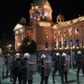 Mirno nakon incidenata kod Skupštine Srbije: Okupljeni nameravaju da ostanu celu noć na raskrsnici