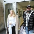 Kapor stigao po Nikolinu i sina u džipu od 150.000 evra: Muzika ispred porodilišta, par napravio feštu