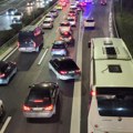 Presek stanja na granicama tokom večeri: Bez gužvi za automobile na granicama, kamioni čekaju do četiri sata