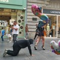 Šokantan prizor u centru Beograda: Devojka u gaćama šeta dečka kao da je pas! Prolaznici zanemeli