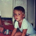Prepoznajete li dečaka sa fotografije? Danas je jedan od najboljih frajera Balkana i žene lude za njim (foto)