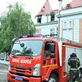 (Foto, video) Ugašen požar u ambasadi Pakistana na Dedinju: Vatra zahvatila krov, tri ekipe vatrogasaca na terenu