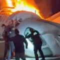 Avion pao na auto-put u Teksasu! Sve gori, građani pokušavaju da izvuku putnike, snimci su jezivi