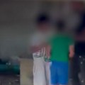 (Video) Muškarac snimljen kako se sastaje sa dva dečaka ispod mosta u ovom srpskom gradu: Uzima im nešto iz ruku, evo na šta…