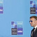 Zašto Makron opet nosi naočare za sunce na sastancima? Mnogi su primetili detalj na NATO samitu, a ovo je razlog