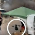(Video) Veoma uznemirujući snimak: Ruski dron "lovi" prodavca na pijaci u Hersonu da bi ga ubio dok on beži i sklanja se iza…