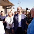 Macut stigao u posetu izbegličkoj porodici Vasiljević u selu Kukujevci kod Šida