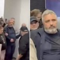 Dragana Vučićevića izveli iz zgrade "Informera": Pojavio se snimak iz drugog ugla (video)