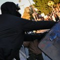 Demonstranti u Bordou razbili pinjatu sa likom Makrona, iz nje ispale lažne novčanice