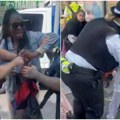 Nije htela da pokaže kartu za prevoz policiji, pa uhapšena pred uplakanim sinom: Snimak uznemirio britansku javnost VIDEO