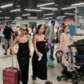 (Video) Kakva majka, takva ćerka: Nataša Bekvalac sa Hanom stigla iz Crne Gore, obe u istim haljinama - plene prirodnom…