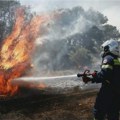 Požar na Zakintosu, vatrogasci zaštitili kuće od vatre