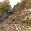 Albanci prokopali put preko srpskog groblja u Severnoj Mitrovici, spomenici i kosti rasute po zemlji