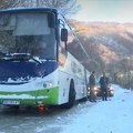 Autobus sa putnicima proklizao i preprečio put, vozilo nakupilo sneg i vlagu