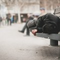Uoči mitinga SNS u Novom Sadu: Nepoznate osobe sklanjaju beskućnike iz Spensa