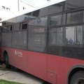 Autobus 27 udario u semafor kod Pravnog