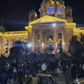 Studenti došli do Skupštine, saobraćaj na Trgu Nikole Pašića zaustavljen