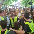 Aktivisti iz Novog Sada prebačeni u kućni pritvor: Kakva je nakon toga bila atmosfera ispred suda? (VIDEO)