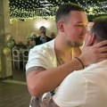 Tatina sreća: Filip Živojinović cepa majicu Urošu Živkoviću (foto)