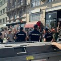Terazijski tunel pod blokadom, Interventna policija upozorava okupljene da se sklone