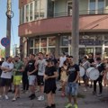 Скуп подршке приведеном крагујевачком матуранту Лазару Клачару испред полицијске станице