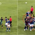 Sevale pesnice! Ovo je jedna od brutalnijih tuča fudbalera! Pomahnitali igrači skakali jedni na druge i to u prijateljskoj…