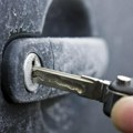 Ne vucite i ne lomite! Ovo je pravi način da otvorite zaleđenu bravu ili vrata automobila