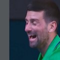 VIDEO Navijač provocirao Đokovića sa Federerom, Novakova reakcija izazvala salvu smeha na stadionu