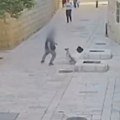 (Uznemirujući video) Zverski napad na hrišćanku! Jevrejin gurnuo na kamen, pa išutirao časnu sestru u Jerusalimu, kamera…