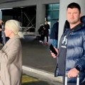 Džidža nasmejana korača, njen partner vuče kofer! Par snimljen na aerodromu, ovako izgleda zet Dragana Stojkovića Bosanca…
