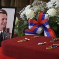 (Foto): Posthumno dobio 5 medalja za hrabrost, najviša uručena njegovoj supruzi: Srbija se oprostila od heroja Milovana…
