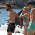 (Paparaco) Naš glumac prvi put u javnosti sa sinom i ćerkom Oleg i Tinja preslikani otac, uživaju u najskupljem letovalištu na…