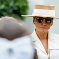 Melanija besni zbog 20 godina mlađe žene koja u stopu prati Trampa: Ko je lepa plavuša od koje se Donald Tramp ne odvaja…