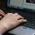 Време: Стотине запослених у јавним установама усред радног времена раде за СНС ботовску армију