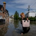 Stotine ljudi evakuisano: Potpuno poplavljen grad Oleški nizvodno od granatirane brane Kahovka