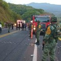 Meksiko i saobraćaj: Autobus sleteo sa puta, 15 ljudi poginulo u nesreći