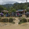 Najmanje 14 osoba stradalo u bujičnim poplavama i odronima u Indoneziji