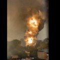 (Видео) Стуб црног дима се диже док одзвањају звуци ватромета! Пожар зазвао спектакуларан призор, људи се окупили да…