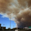 I dalje besni požar kod Atine, vatrogasci bezuspešno pokušavali da obuzdaju vatru, vetar otežava gašenje