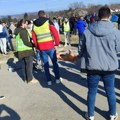 Vašarska atmosfera na blokadi u Nišu: Prase, kotlić i muzika tokom obustave saobraćaja u čast poginulih u Novom Sadu