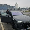 (Video) Besna mašina od: 170.000 evra! Nikola Rokvić stigao u Srbiju, pa ušao pravo u luksuzni automobil: Pevač odrešio…