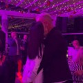 Aleksandra Mladenović uhvaćena u zanosu sa poznatim voditeljem! Privlačio je k sebi i ljubio, a ona se topila... Isplivao i…