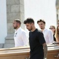 Slomljeni Ruben nosio kovčeg dioga žote, pa mu se zakleo: "Druže, tvojim voljenima ovde nikada ništa neće nedostajati..."…