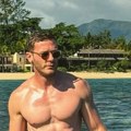 "Najzgodniji glumac u Srbiji, a i šire": Aleksandar Radojičić pokazao fotografije sa letovanja i usijao mreže: "Plićak lik"…