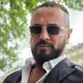 Poznati muzičar živi u dvorcu kod Obrenovca, a sada je pokazao svoju izabranicu: Fatalna crnka koja oduzima dah