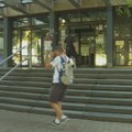 Saslušanje osumnjičenih za napad na Kobre trajalo do kasno u noć, Novosađani se okupljaju ispred zgrade suda i tužilaštva
