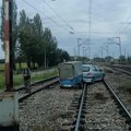 FOTO: Automobil sa prikolicom izleteo na prugu kod Golubinaca, bilo otežano kretanje vozova