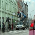 Kragujevac dobija novogodišnju rasvetu: počelo postavljanje ukrasa u centru grada