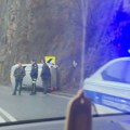 Тешка незгода на путу Ужице - Чајетина, возач изгубио контролу, ударио у камену обалу па се преврнуо